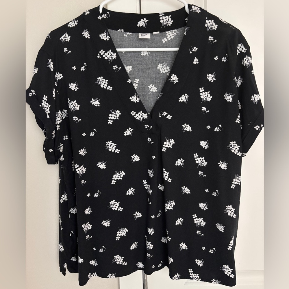 GAP V-Neck Top in Black Floral, Short Sleeves with Cuffed Sleeve, Large - Picture 3 of 7